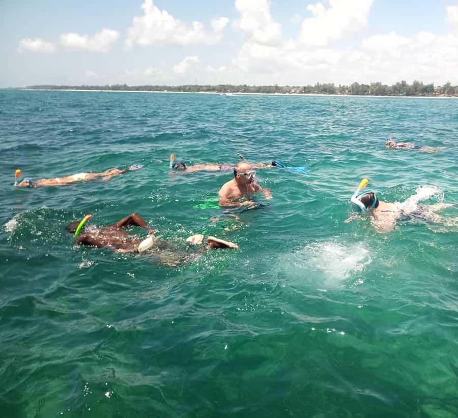 Diani Beach: Glass-Bottom Boat Cruise to Robinson Island - The 2-hour rhythm, from tuk-tuk pickup to sandbank swimming