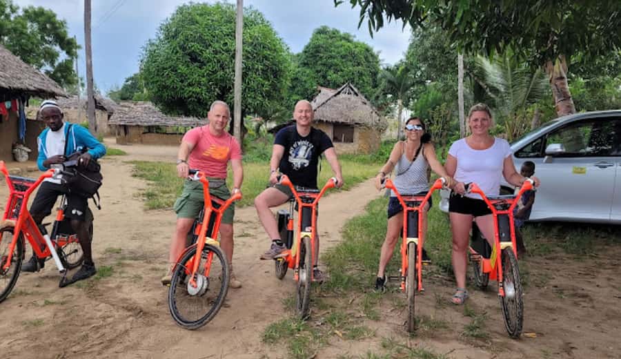 Diani Beach: Village tour on a bike with hotel pick-up - Diani Bazaar: your first taste of local commerce