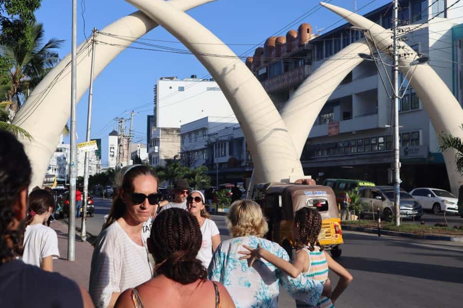 mombasa city tour full day - Forodhani lunch: choosing seafood, chicken, or Swahili dishes
