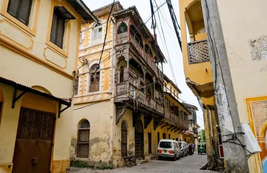 Mombasa: Historical Guided city tour. Old town, Fort Jesus - First steps at Pembe Za Ndovu, what to expect from the walk