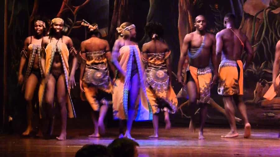 Nairobi: Cabaret Show with Dinner at Safari Park Hotel - What the Night Looks Like, Minute by Minute