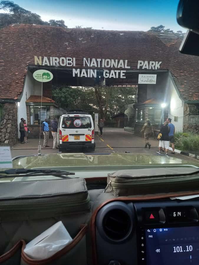 Nairobi: Game drive, elephant Orphanage & giraffe centre. - Lunch at a local restaurant, not just a break between animals