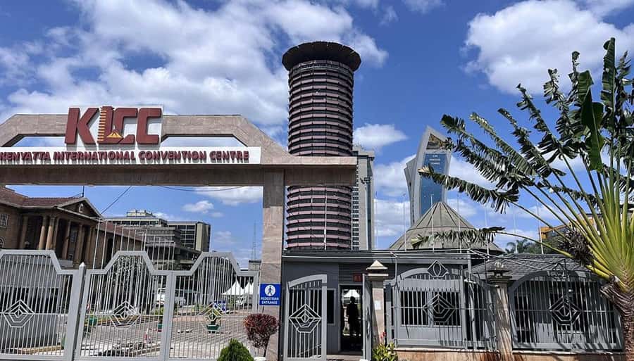 Nairobi Walking Tour, GiraffeCentre & Souvenir Shopping Tour - GiraffeCentre: Feeding Time and the Rothschild (Rootchild) Moment