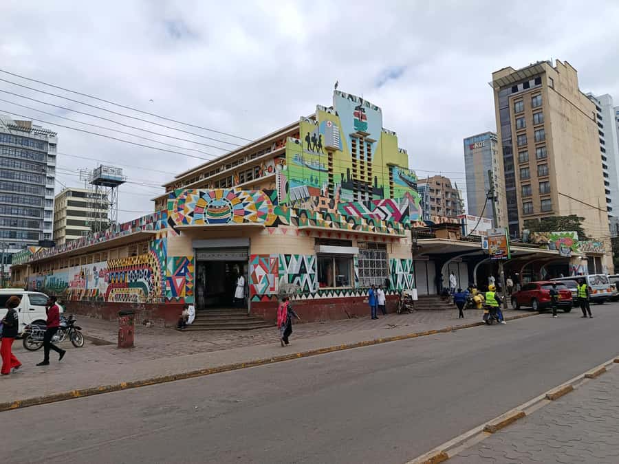Nairobi Walking Tour, GiraffeCentre & Souvenir Shopping Tour - Golden Eagle Art Gallery and Utamaduni Crafts Centre: Buying With Less Guesswork